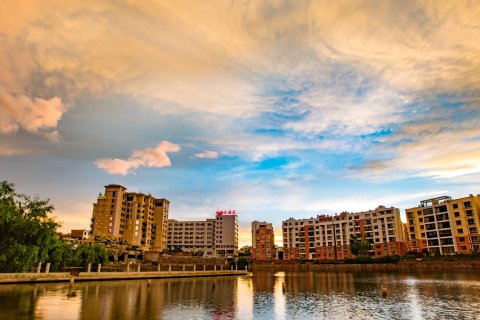 砚山龙湖元酒店