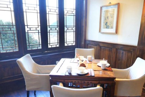 维西松赞塔城酒店