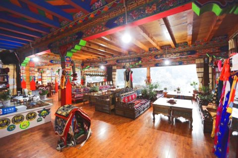 波密仁青庄园酒店