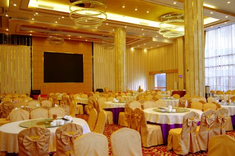 好莱湾酒店(罗定市江滨公园店)