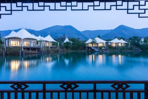 极白帐篷客溪龙茶谷酒店