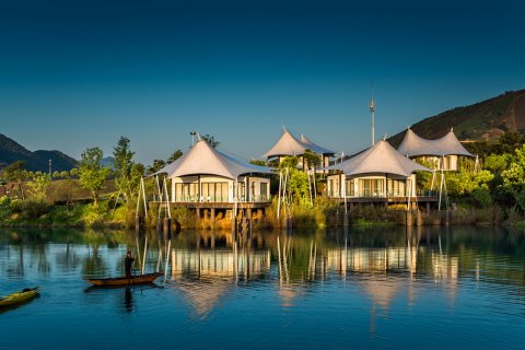 极白帐篷客溪龙茶谷酒店