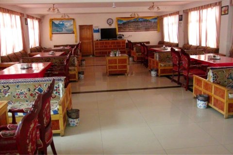 定日白坝大酒店(珠穆朗玛大道店)