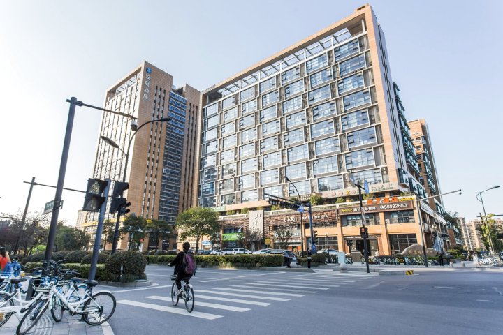 杭州城西银泰旁巨幕投影清新设计loft公寓