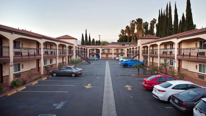 西柯汶纳温德姆旅游旅馆套房酒店(Travelodge Inn & Suites by Wyndham West Covina)