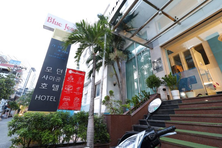 红多兹巴维西贡现代2号酒店(RedDoorz Saigon Modern 2 Hotel Ba Vi)