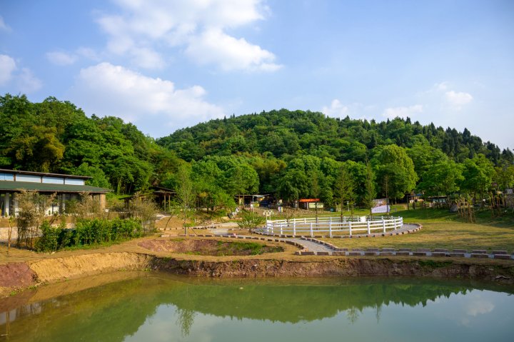 萤火谷房车帐篷露营基地