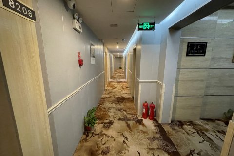 中锦假日酒店(青岛大学麦岛地铁站店)