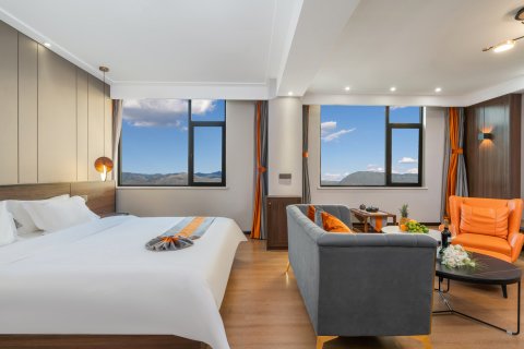 熙翰酒店(建水古城小火车店)