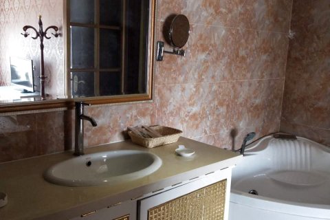 梁山维也纳酒店