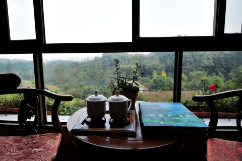 弄月峨眉山居民宿