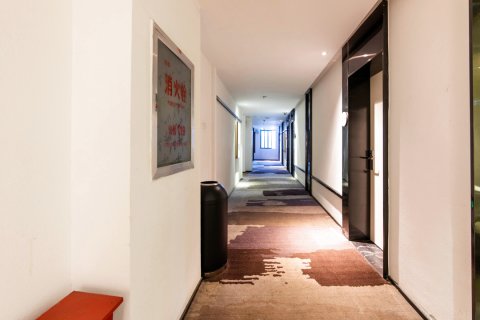 老河口易乐名仕假日酒店