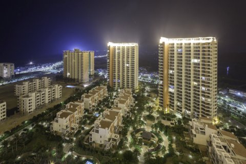 万宁神州半岛旅达屋度假公寓君临海店