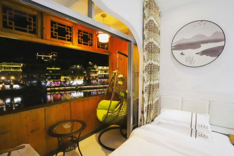 凤凰一米阳光江景客栈