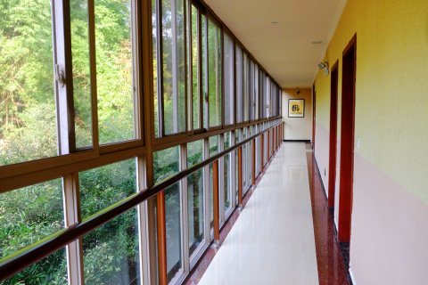 弄月峨眉山居民宿