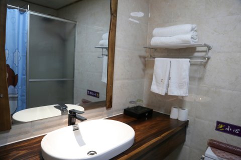 句容水月清华酒店(宁杭路崇明地铁站店)