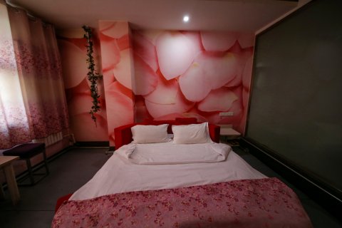 硬石艺术主题酒店(嘉峪关汽车站第一人民医院店)