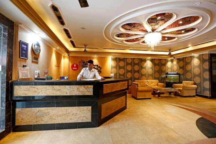 OYO 10433 Hotel Meenakshi