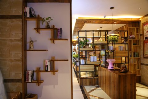 句容水月清华酒店(宁杭路崇明地铁站店)