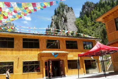 迭部纳加石门原生态大酒店