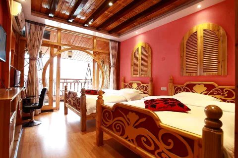 凤凰临水居客栈