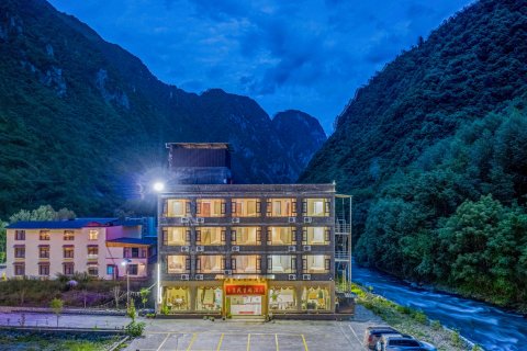 理县玉京苑主题酒店