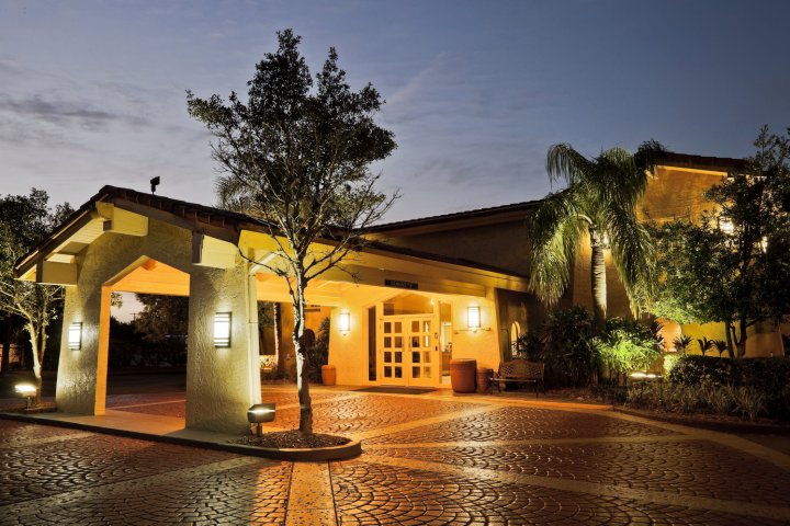 拉库恩塔坦帕湾机场酒店(La Quinta Inn by Wyndham Tampa Bay Airport)