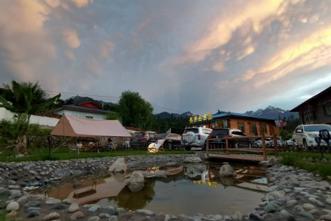 波密灵溪山居(岗云杉林店)