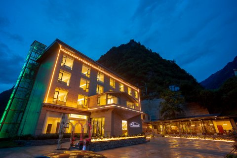 理县绿水青山酒店