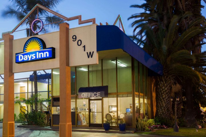 机场中心LAX戴斯酒店(Days Inn by Wyndham Los Angeles LAX/VeniceBch/Marina DelRay)