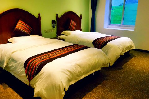 稻城亚丁向阳之地德沙民居