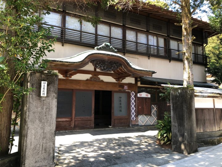 绿树环绕的疗养温泉泉屋旅馆(Yugawara Onsen Izuya Ryokan a Healing Hot Spring)