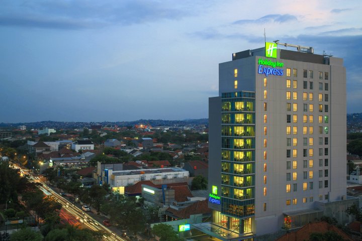 三宝拢新邦利马智选假日酒店(Holiday Inn Express Semarang Simpang Lima, an IHG Hotel)