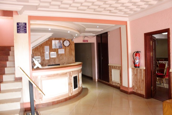 穆巴卡宫酒店(Mbatkam Palace)