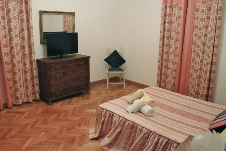 卡帕里卡宁静客房主人点酒店(Caparica Quiet Rooms by Host-Point)