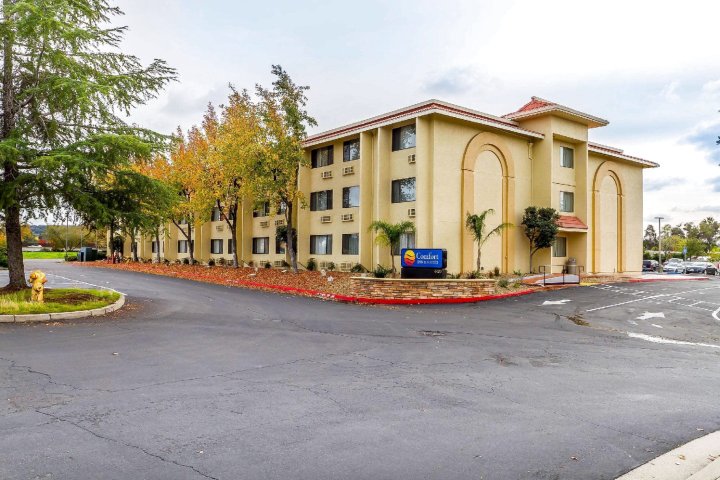 洛克林舒适酒店(Comfort Inn & Suites Rocklin)