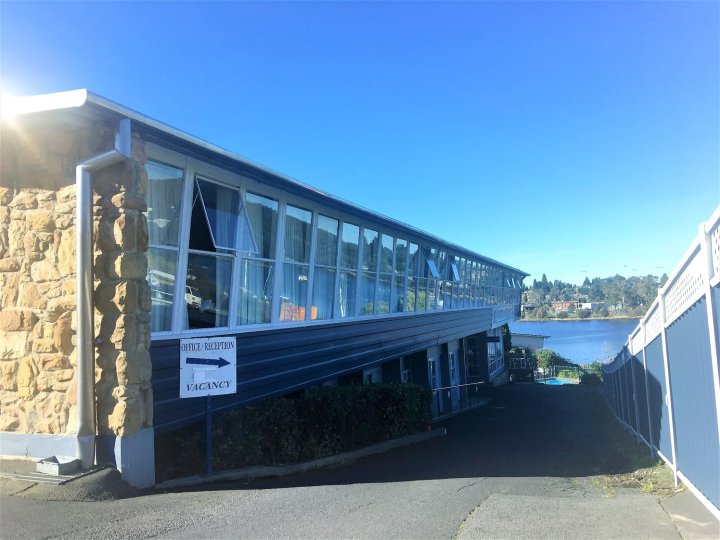 海滨洛奇汽车旅馆(Waterfront Lodge Motel)
