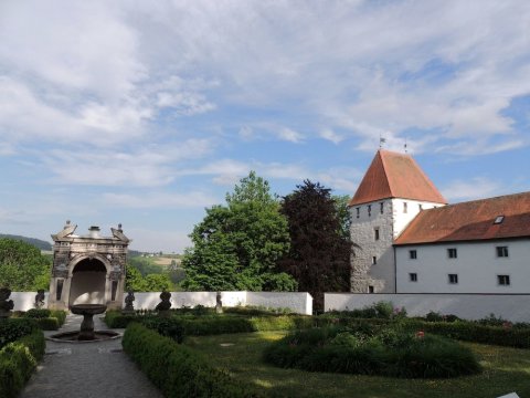 马尔泽莱诺伊堡旅馆(Gästehaus Mälzerei Auf Schloss Neuburg am Inn)