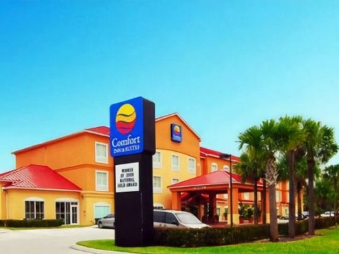 机场舒适套房酒店(Comfort Inn & Suites Fort Myers Airport)