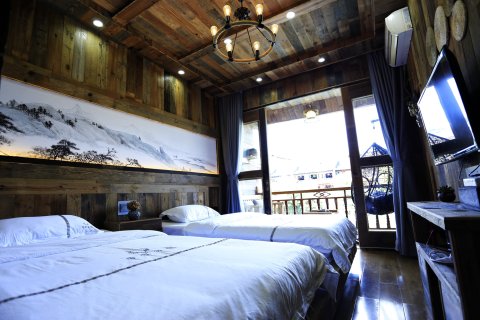 凤凰苗家客栈(古城虹桥店)