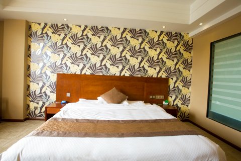 砚山龙湖元酒店