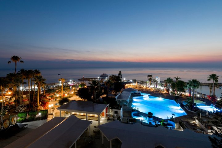 黄金海岸酒店(Golden Coast Beach Hotel)