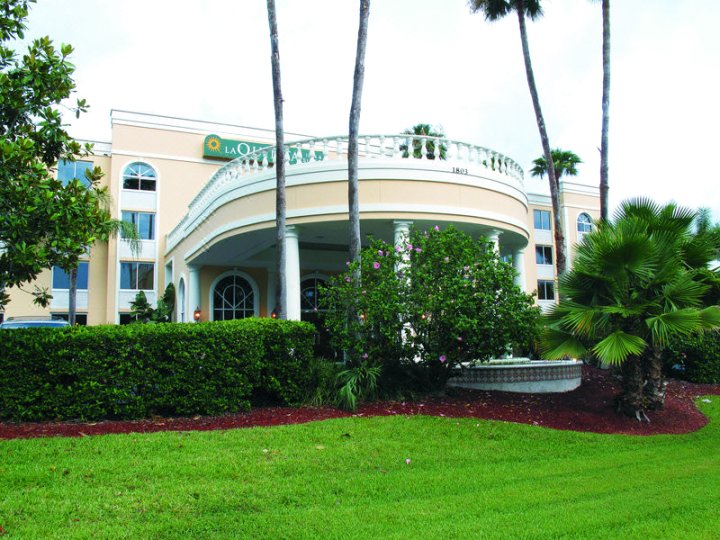 萨拉索塔市中心拉昆塔旅馆及套房酒店(La Quinta by Wyndham Sarasota Downtown)