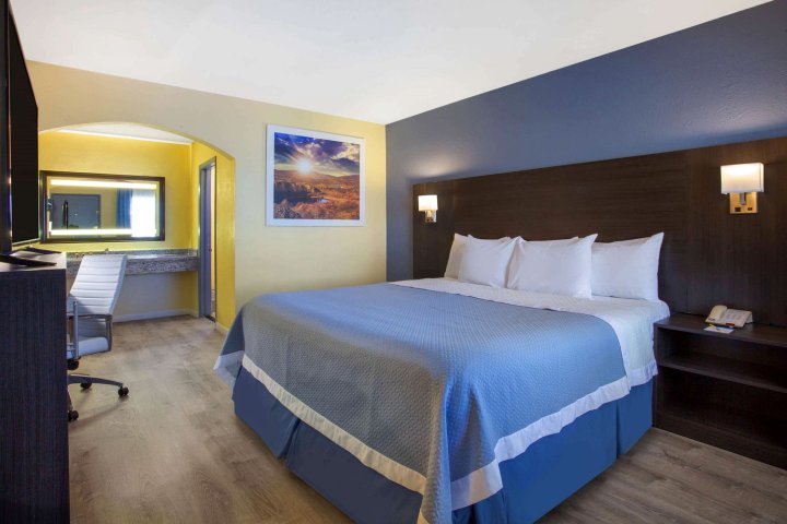 Days Inn by Wyndham Airport - Phoenix