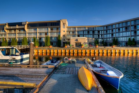 科威恰湾海滨套房酒店(Oceanfront Suites at Cowichan Bay)