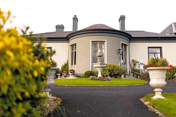 巴里诺尔拉坎城堡田园酒店(Ballinalacken Castle Country House Hotel)