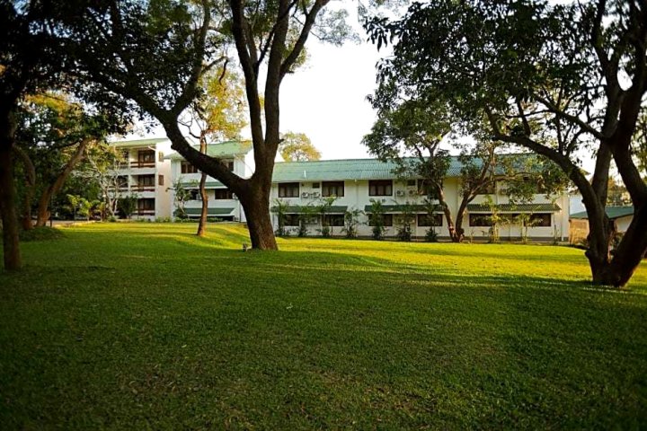 努瓦拉威娃湖边酒店(The Lakeside at Nuwarawewa)