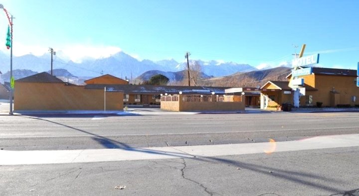 惠特尼山汽车旅馆(Mount Whitney Motel)