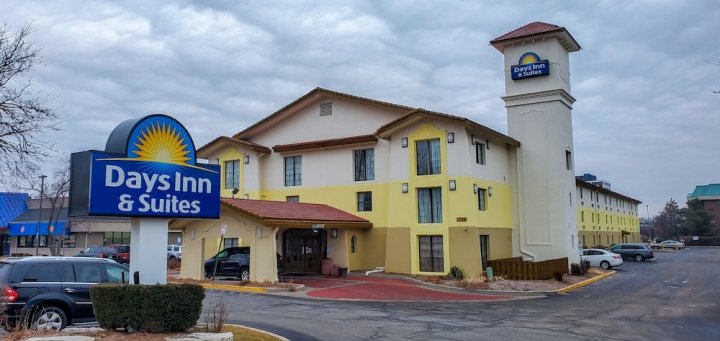 绍姆堡温德姆戴斯套房酒店(Days Inn & Suites by Wyndham Schaumburg- Woodfield Mall)