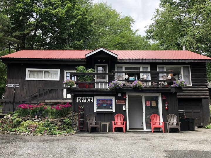 乔治湖熊穴酒店(Lake George Bear's Den)